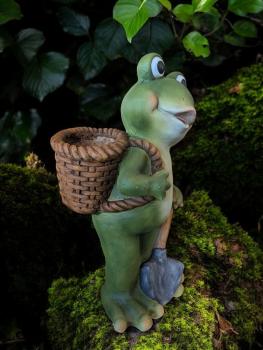 Preview: Frosch mit Korb auf dem Rücken 43 cm - Charmante Frühlingsdeko